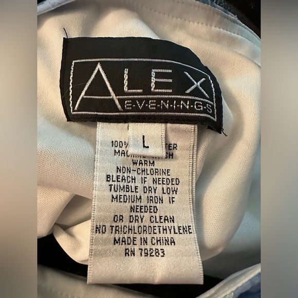 Alex Evenings top gently used.  3-tiered.  Looks great with pants or a skirt. - Picture 3 of 4